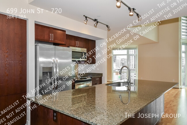 Building Photo - 699 John St