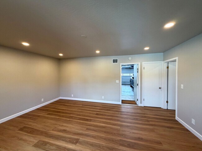 Building Photo - TOTAL REMODEL LARGE BRIGHT 1800sf 3BR/2BA/2GR Cayuga Terrace Home  AVAILABLE NOW