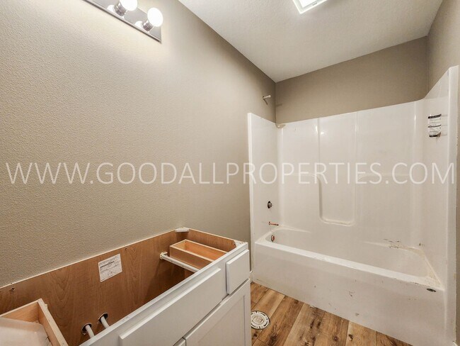 Building Photo - 6 Bedroom 4 bathroom two story home in Waukee