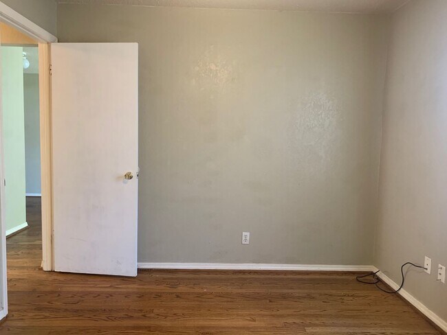 Building Photo - Cozy Cottage