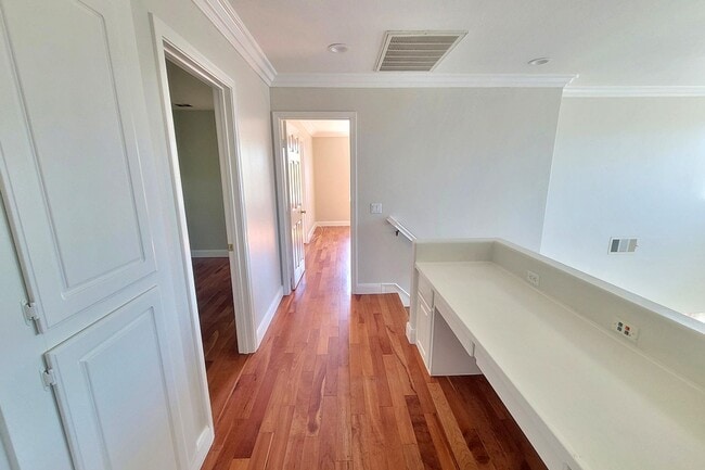 Building Photo - Wonderful 4+3 Bright-Sunny-Open in great Area!