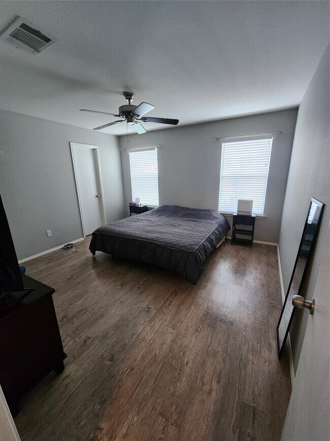 Building Photo - 1034 W South St