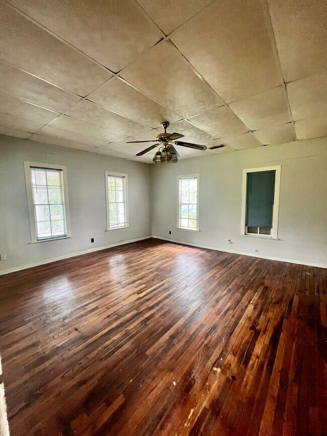 Building Photo - Beautiful 3/2 Farmhouse on Acreage