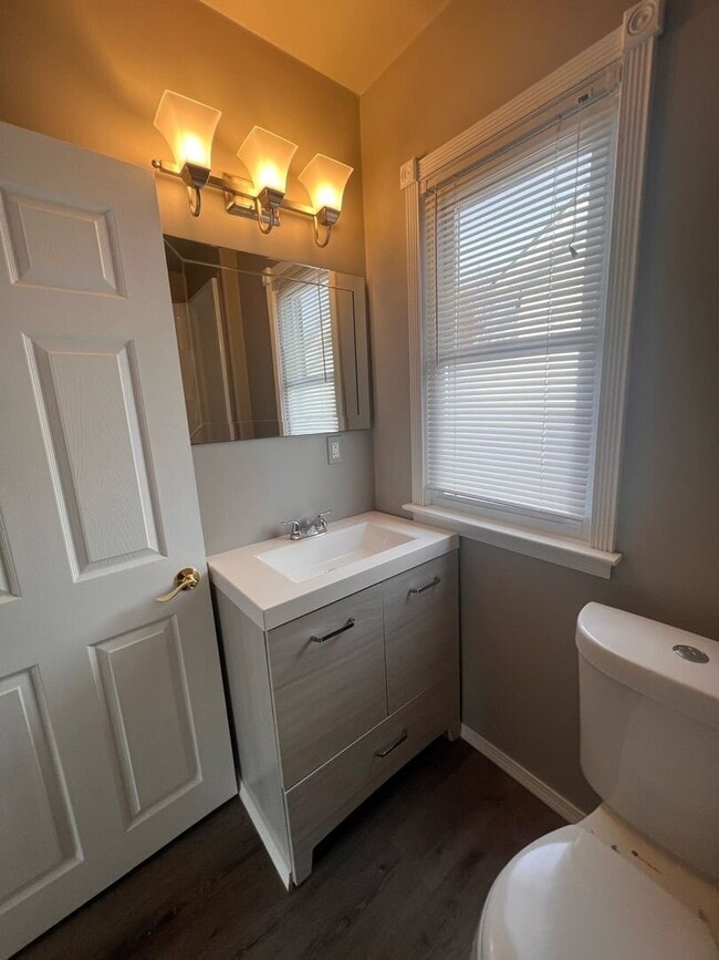 Building Photo - Move-In Ready- 2 bedroom/1 Bath Home in Eastpointe
