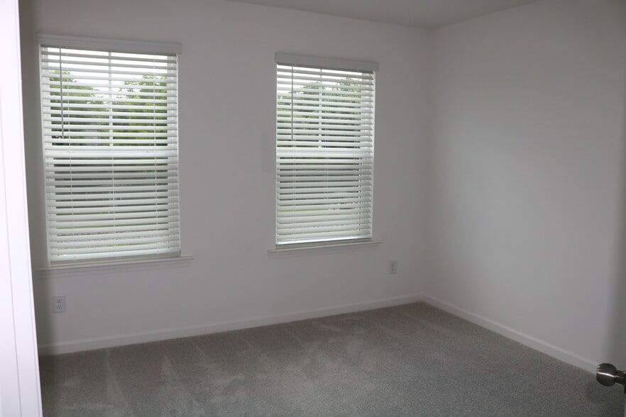 Upper Floor Bedroom 2 with closet - 95 Constitution Ave