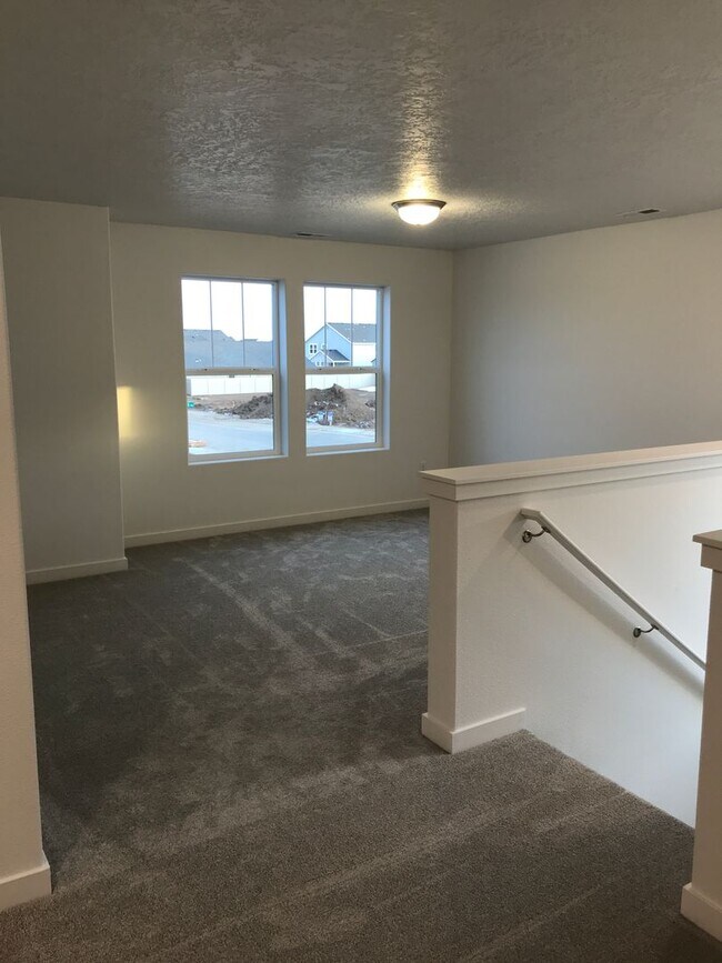 Building Photo - Spacious home in Quiet Neighborhood