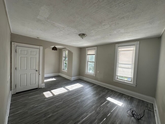 Building Photo - *** Shadyside * Large 4 Bedroom House For ...