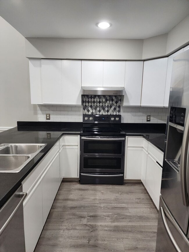 Building Photo - Available Mid MAY -Newly Remodeled, 2 Bedroom, 2.5 bath townhome in Vernon River Plantation.