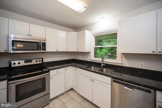 Building Photo - 455 Ridgemore St