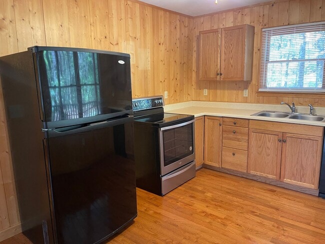 Building Photo - Charming Cabin