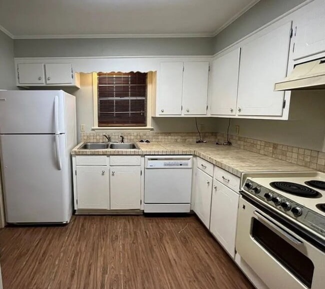 Building Photo - New Listing in a great location