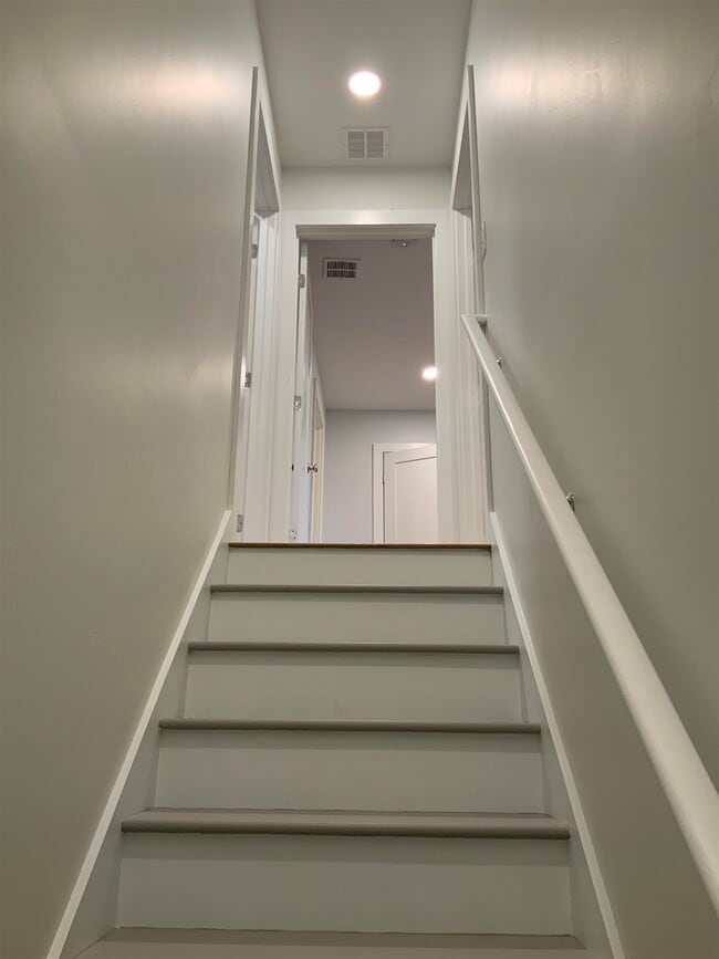 Building Photo - 8 Clifford St