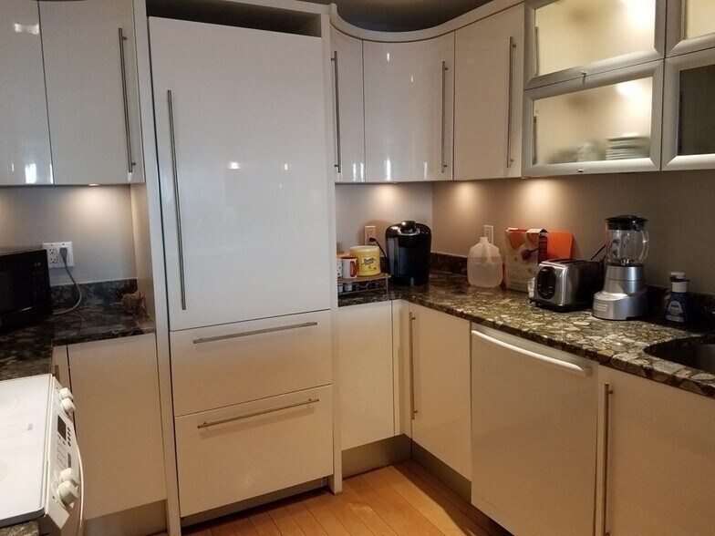 Building Photo - 191 W 8th St