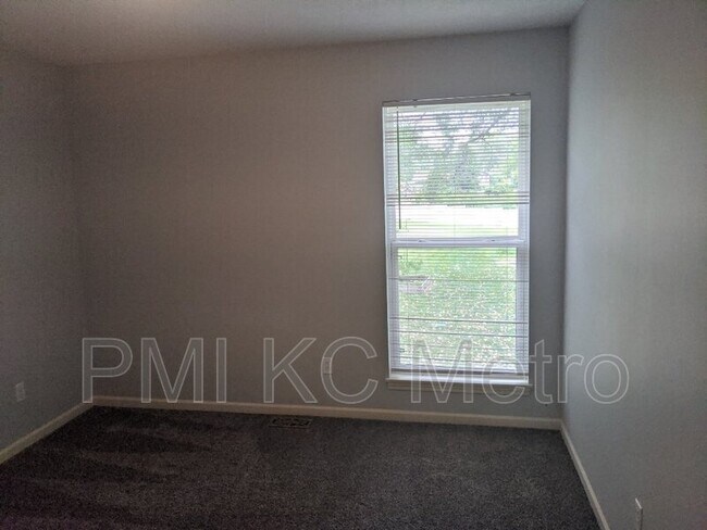 Building Photo - 16008 E T C Lea Rd