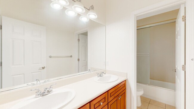 Building Photo - 4-Bedroom Townhome in San Jose!