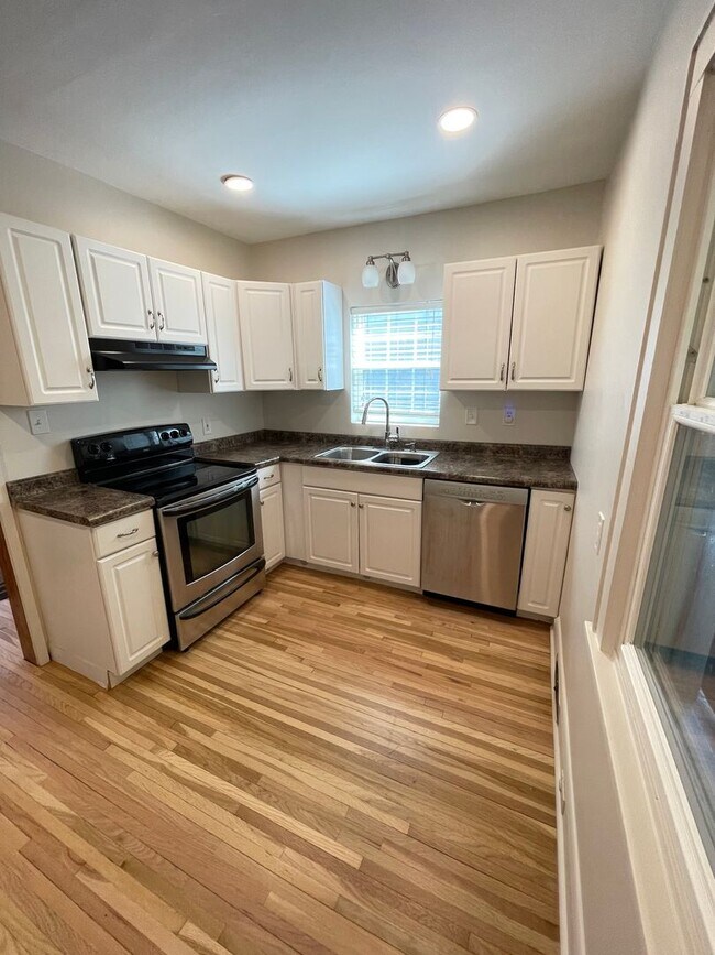 Building Photo - Available Sept 6! - Beautiful 4 Bed 3 Bath