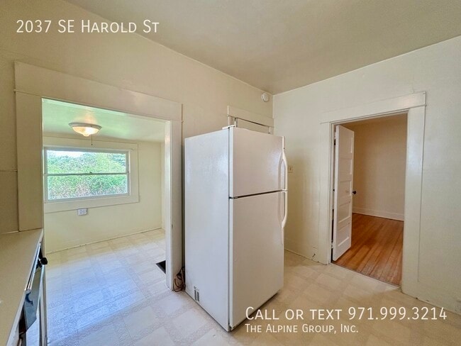 Building Photo - 2037 SE Harold St