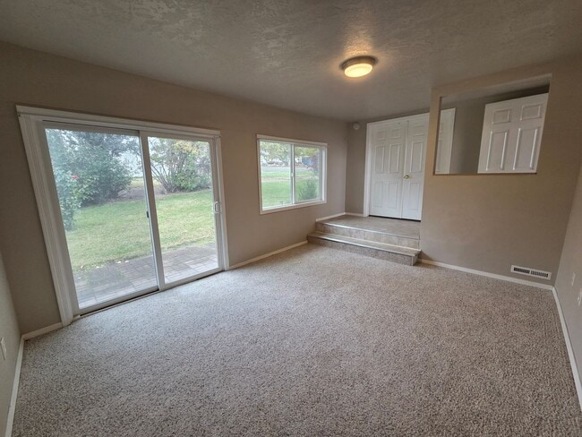 Building Photo - Orchards Home with a View