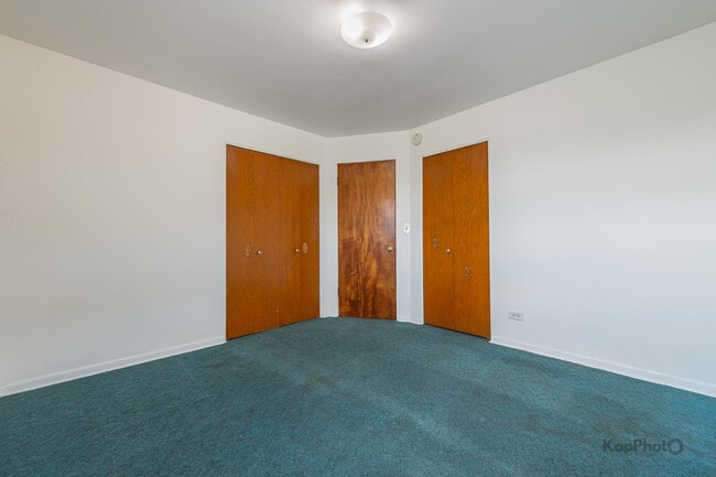 Building Photo - 8417 W Berwyn Ave