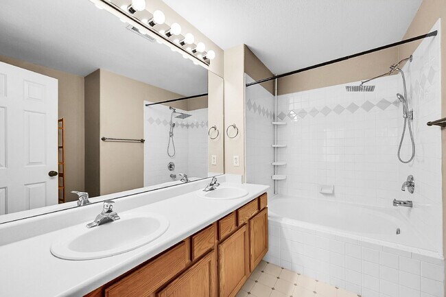 Building Photo - $1,750.00, 3-bed, 2-bath, located in Color...