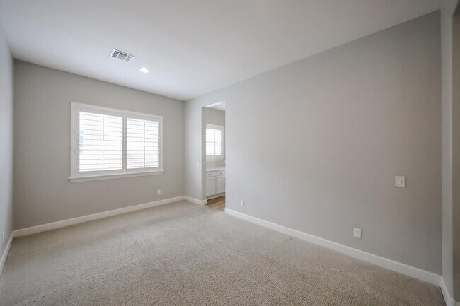 Building Photo - 1424 E Pedro Rd