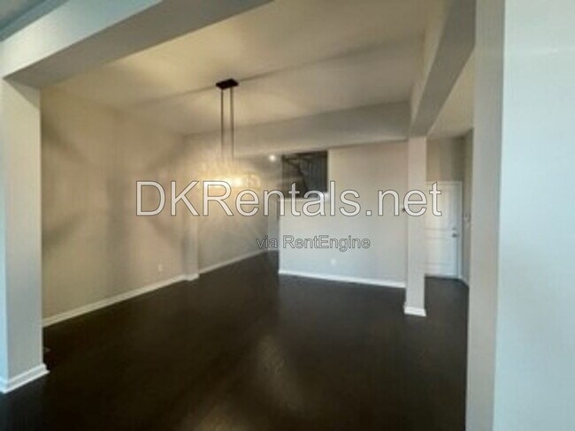Building Photo - 944 Hewitt Dr SE