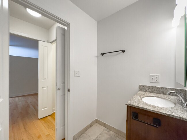 Building Photo - 630 W Wrightwood Ave