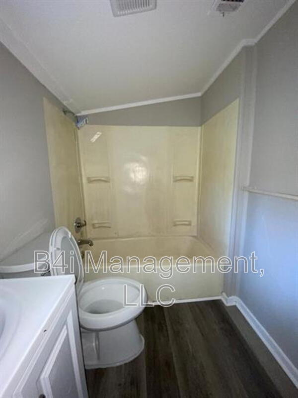 Building Photo - 108 De Groat St