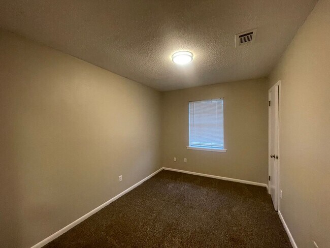 Building Photo - Don’t Miss Out! Move in Ready!