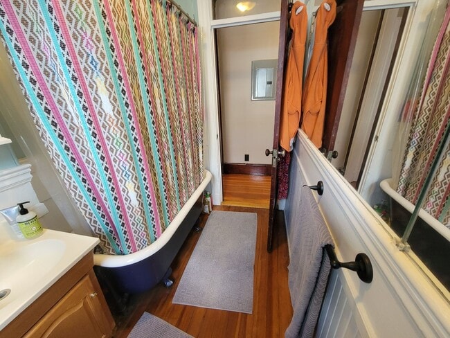 Building Photo - Location Location Location 2 Bd 1 Bath on ...