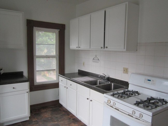 Building Photo - Saxton Apartments