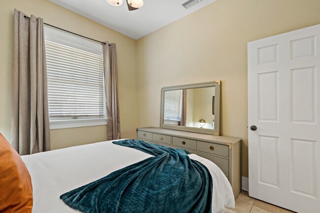 Building Photo - 509 S Willow Ave