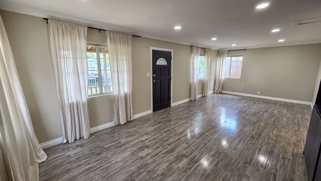 Building Photo - 5 Bed 3 Bath House Available Now!