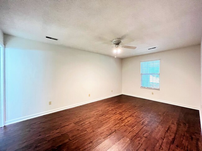 Building Photo - BEAUTIFUL 2 BEDROOM CONDO AVAILABLE IN FAR...