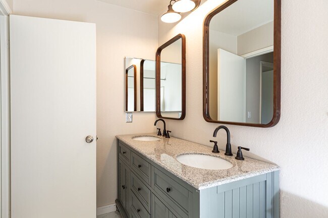 Building Photo - Beautiful Oceanside Cul-De-Sac Home!