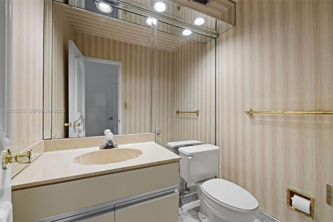 Building Photo - 4925 Collins Ave
