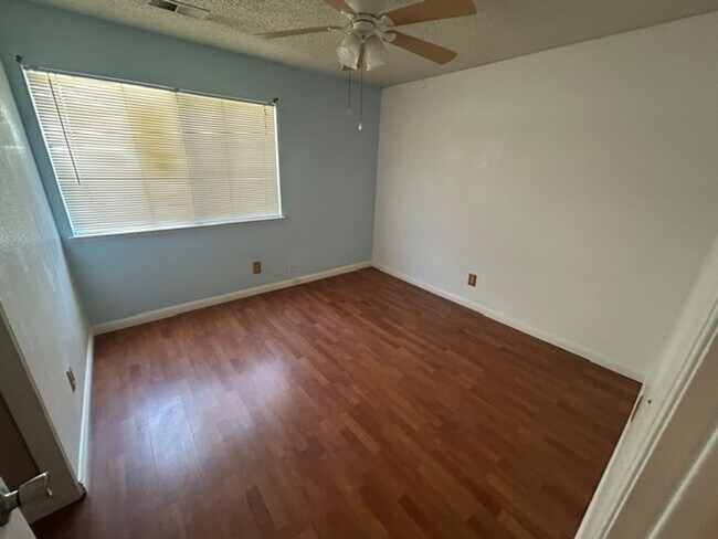 Building Photo - 3 bedroom 2 bathroom in Desirable SW Visalia!