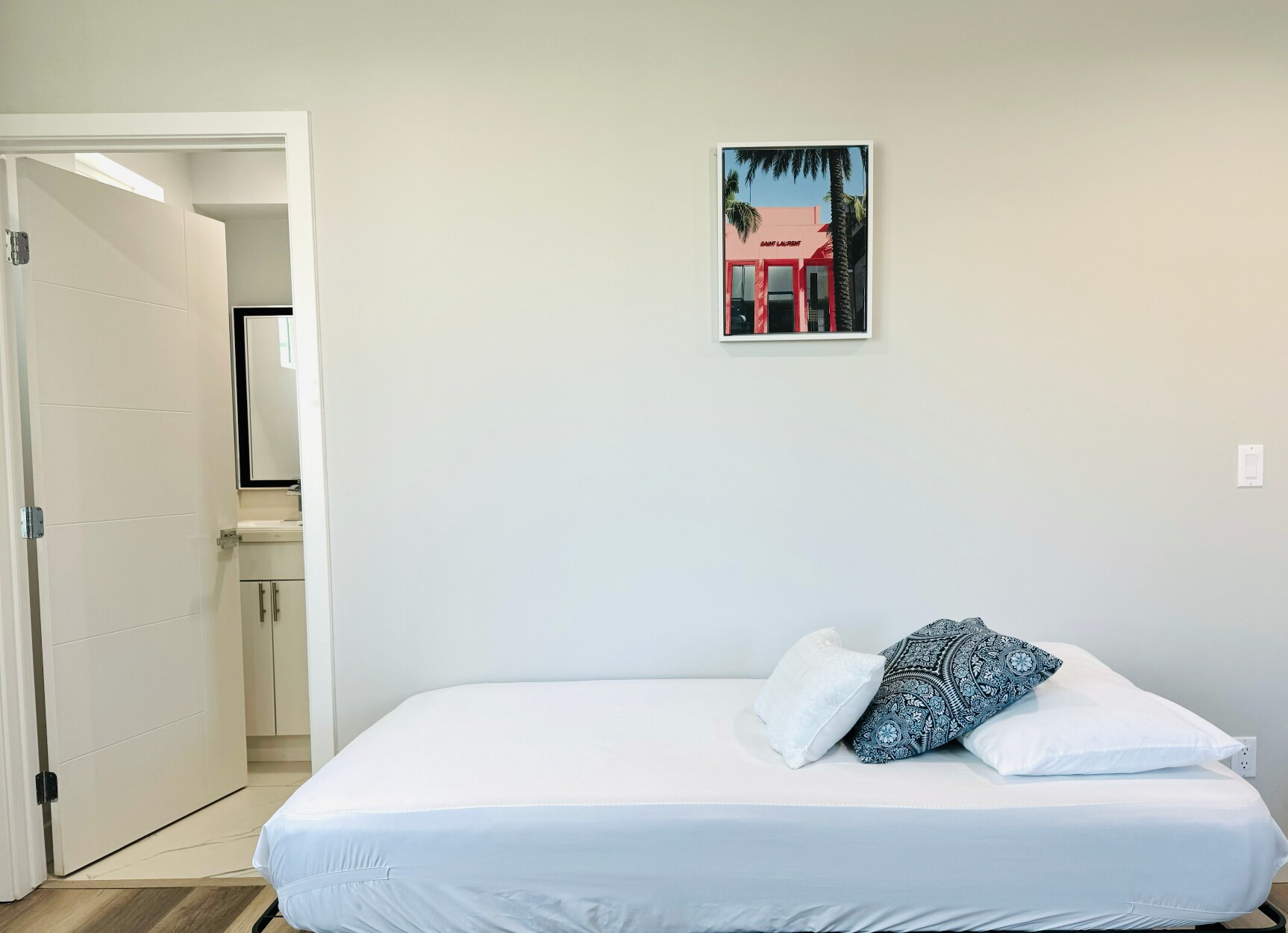 Building Photo - 1301 N Kingsley Dr