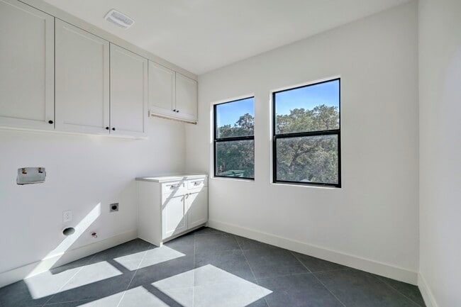 Building Photo - 4715 McKinney St