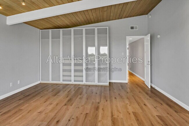Building Photo - 2569 Loring St