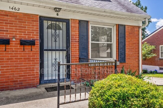 Building Photo - 1462 Meadowthorpe Ave
