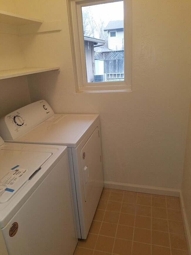 Building Photo - Spacious 4 Bedroom, 2 Bathroom Jacksonville Home