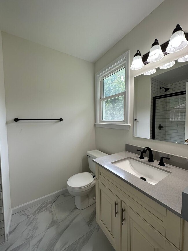 Building Photo - Beautiful Pet Friendly 3 bedroom home for ...