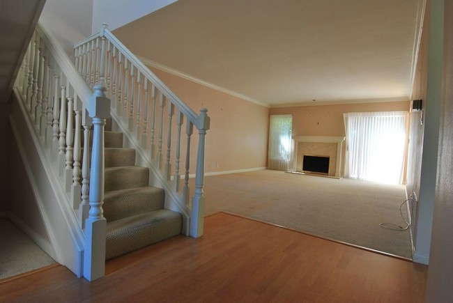 Building Photo - 12 Holly St