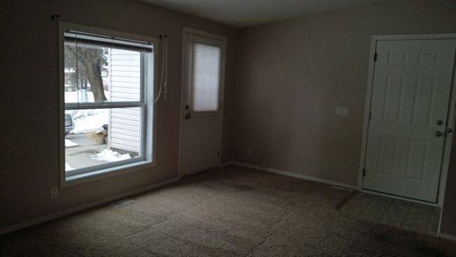 Building Photo - 1188 sq/ft 2 Bedroom 2 Bathroom with Den i...