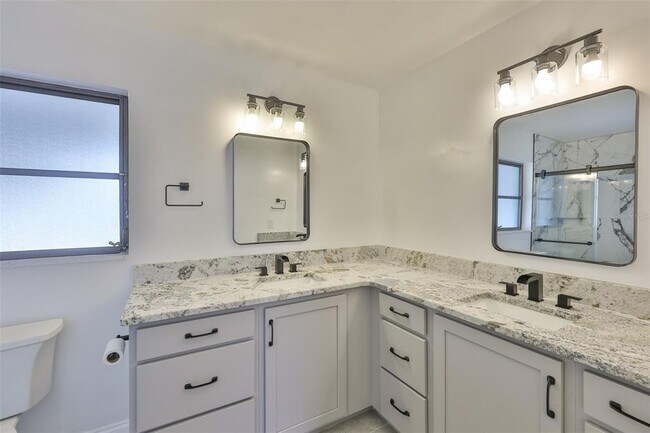 Building Photo - 6422 Lake Sunrise Dr