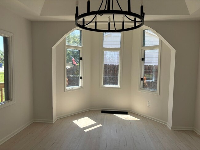 Building Photo - 924 S Madison St