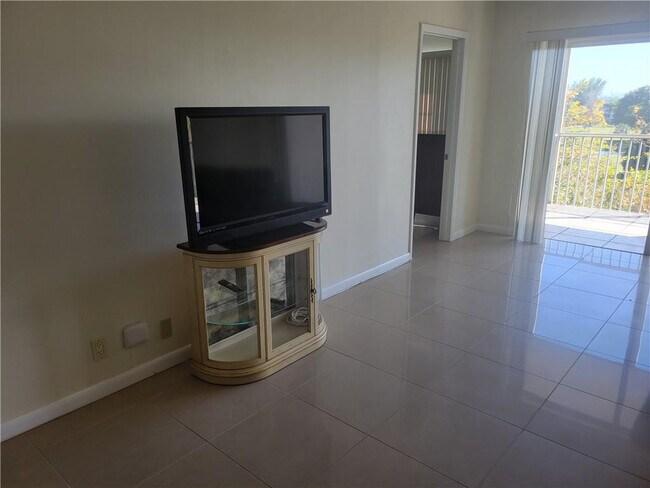 Building Photo - 3050 N Palm Aire Dr