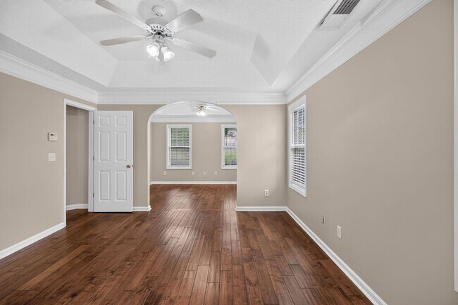 Building Photo - 390 Silverthorn Dr