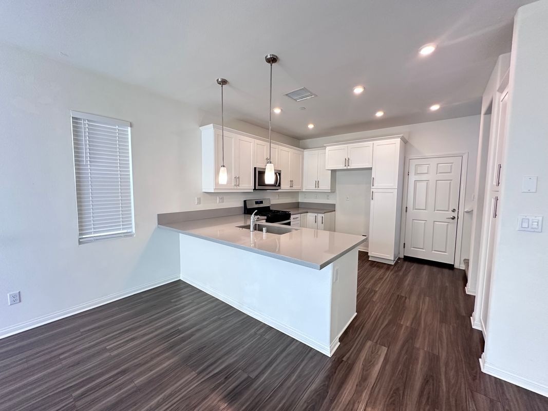 Building Photo - 335 S Carson Ct